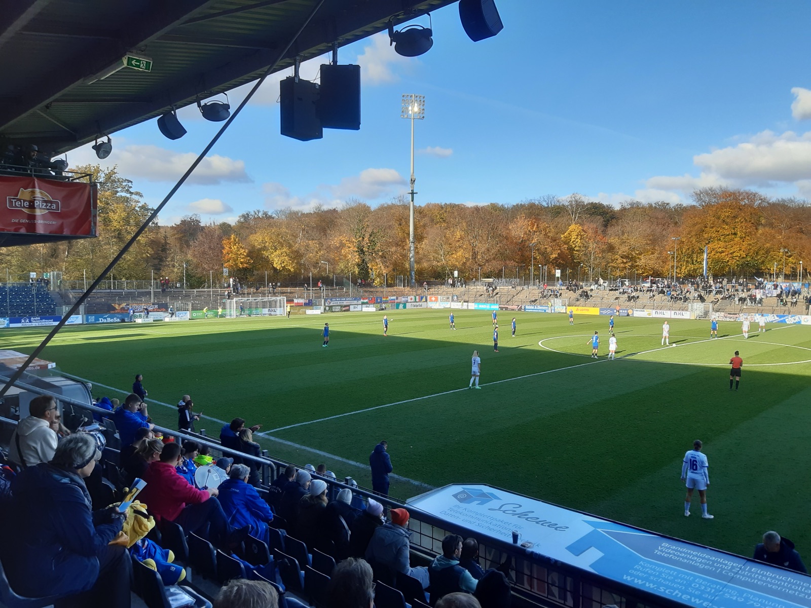 Zuschauertribüne und Spielfeld im Karl-Liebknecht-Stadion in Potsdam